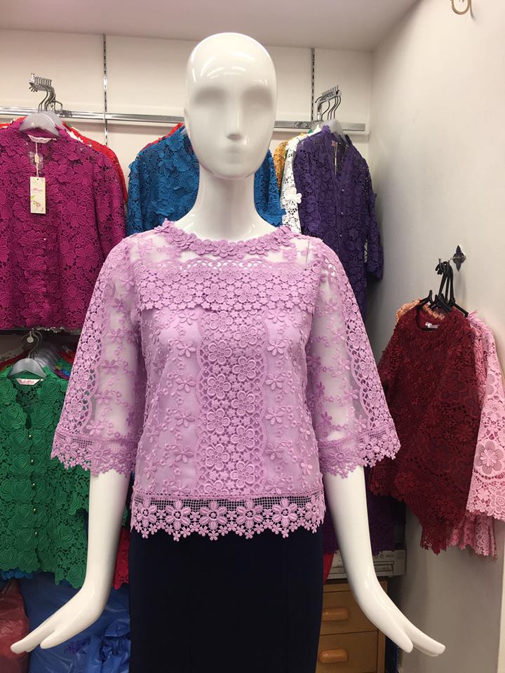 เสื้อลูกไม้ดอกลอยสวิส สีหวาน ม่วง โอรส ฟ้า เขียวอ่อน และชมพู ราคา 1800 บาท