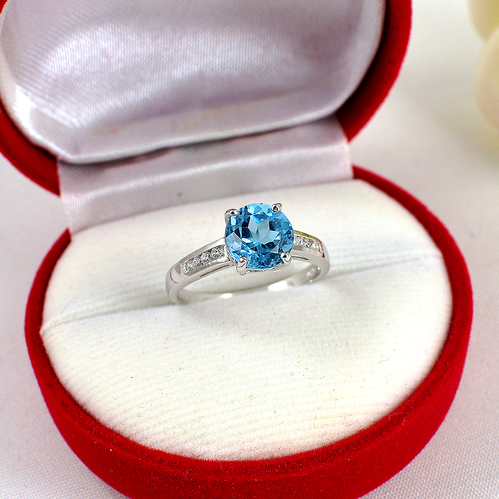 แหวนเงินแท้ราคาถูกชุบทองคำขาว สวิสบลูโทปาซแท้ 1.95 กะรัต เพชรCZ 0.06 กะรัต งานประณีตสวยงาม สั่งผลิตค่ะ