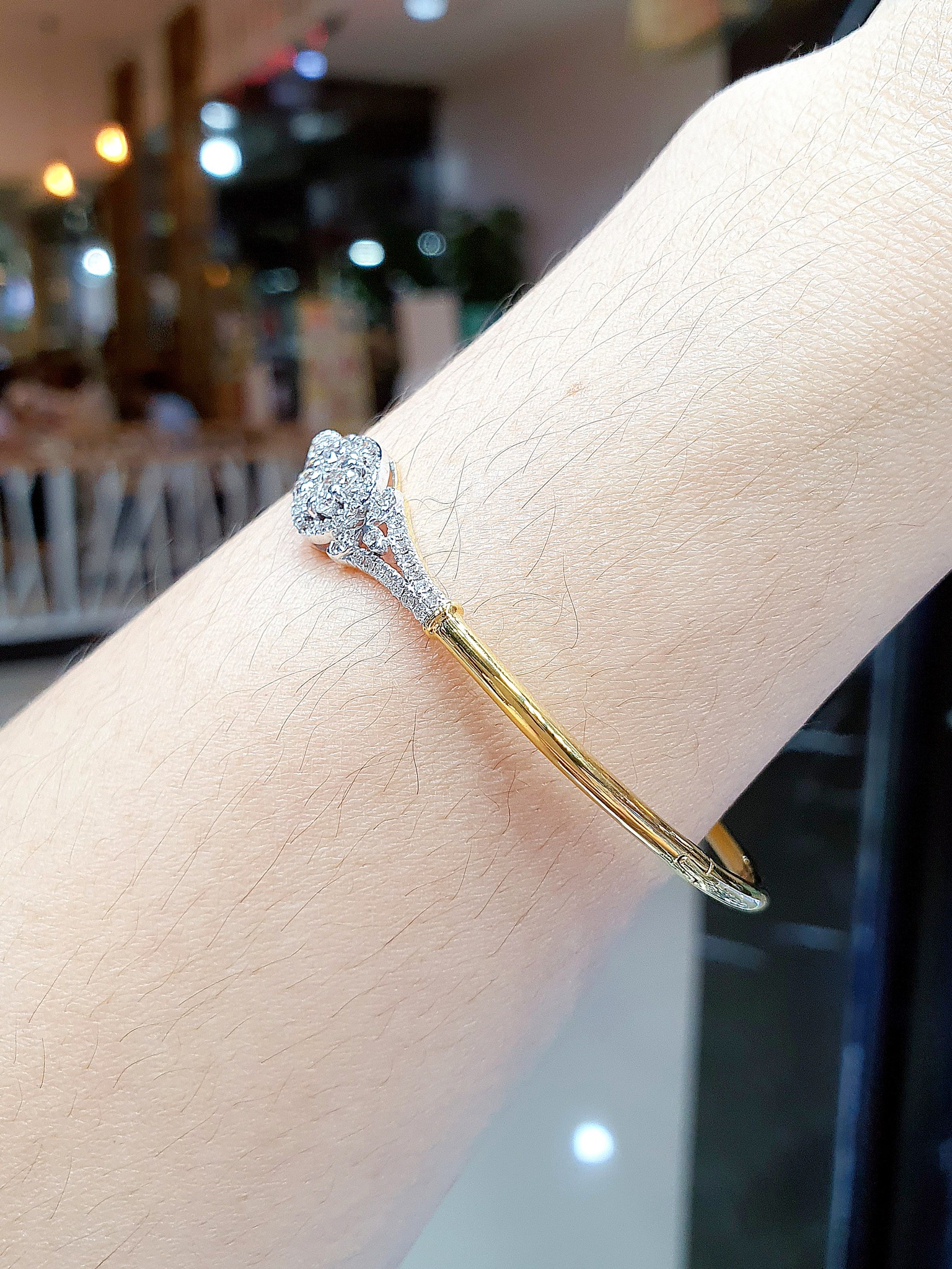 พร้อมส่งและสั่งผลิตกำไลทองเพชรแท้กระจุกดอกไม้สวยหวานโดดเด่น ทันสมัยผสมผสานความคลาสสิคเหมาะแก่การแต่งกายทุกสไตล์ แต่งงาน หมั้น ใส่เที่ยว ออกงาน ทองคำ18K เพชรเบลเยี่ยมแท้0.67 กะรัต 63 เม็ด ราคาถูกมาก ส่งฟรี