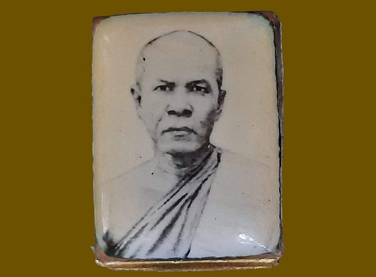 ล็อกเก็ต พระมงคลเทพมุนี (หลวงพ่อสด จนฺทสโร) วัดปากน้ำ ภาษีเจริญ กรุงเทพมหานคร หลัง เหรียญดวงปริศนาธรรมกาย เนื้อทองผสม