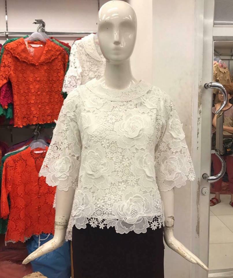 เสื้อลูกไม้สีขาว