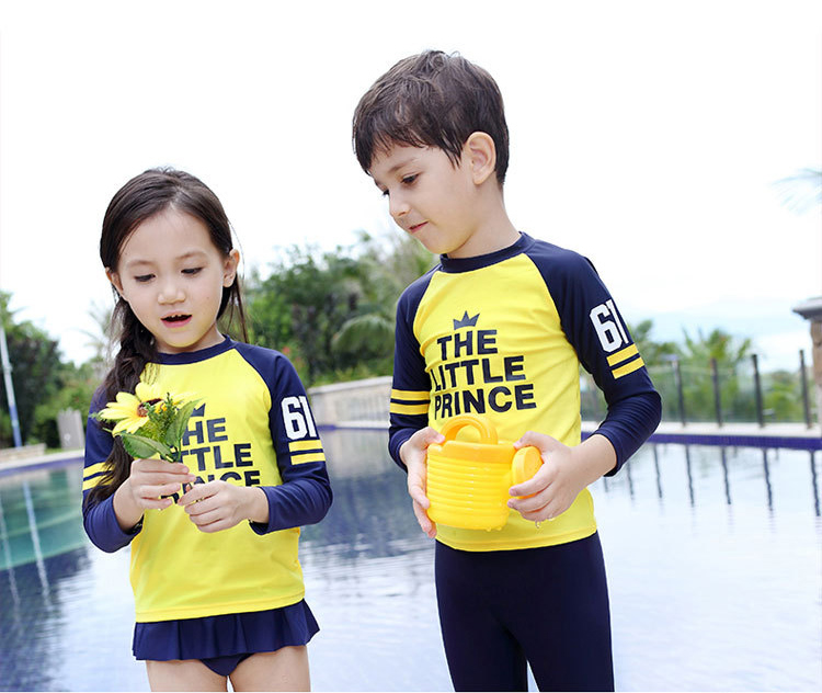 **พร้อมส่ง ชุดว่ายน้ำ สำหรับเด็ก เซ็ตเสื้อ 2 ชิ้น กระโปรง/กางเกง
