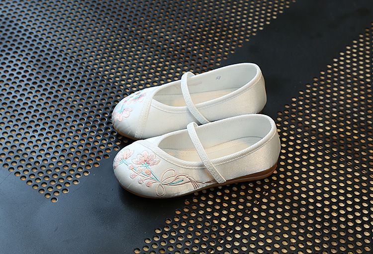 F รองเท้าจีนเด็ก ดอกไม้ขาว