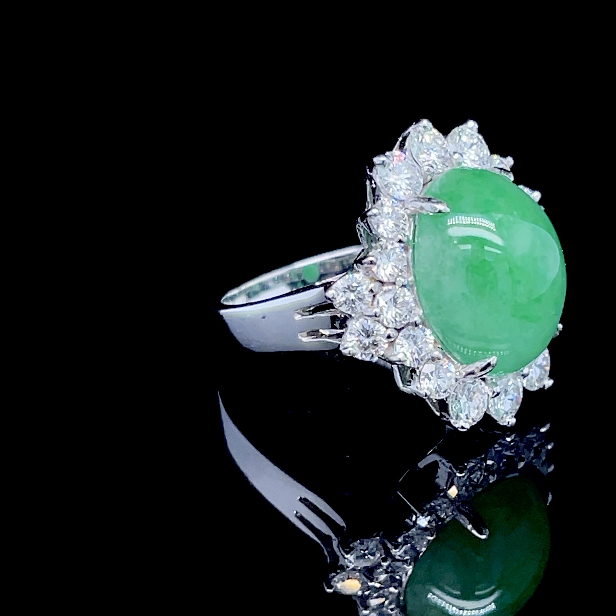แหวนหยกพม่าธรรมชาติ (หลังเบี้ย) Natural Burmese Jade Ring หยกพม่าสีเขียวเม็ดนี้ เป็นหยก Type A มาจากประเทศพม่า เป็นทรงหลังเบี้ย เนื้อแก้ว สีเขียวกรีนแอปเปิ้ล เกรดท๊อปพรีเมี่ยม มีใบเซอร์รับประกันจากสถาบัน