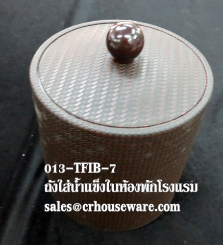ถังใส่น้ำแข็งในห้องพักโรงแรมมีฝาปิด มีคีมคีบ และมีตัวกั้นน้ำแข็ง 013-TFIB-7