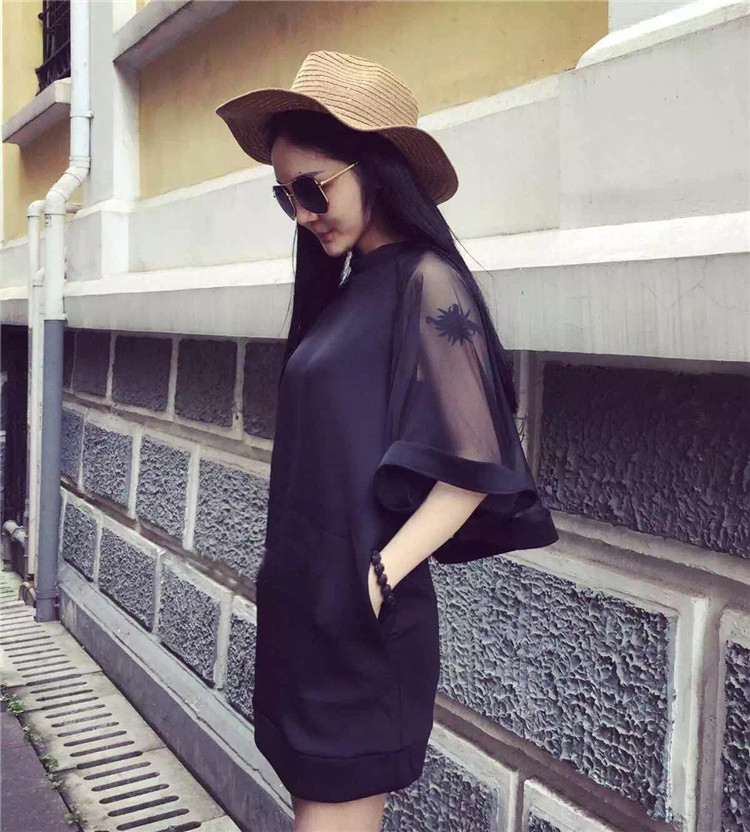 ชุดเดรสทรงตรง แต่งไหล่ผ้าคลุมตาข่าย แขนกุด มีกระเป๋าสองข้าง ใส่สวยๆ เก๋ๆ มีไว้ไม่ตกเทรนด์เลยจ้า