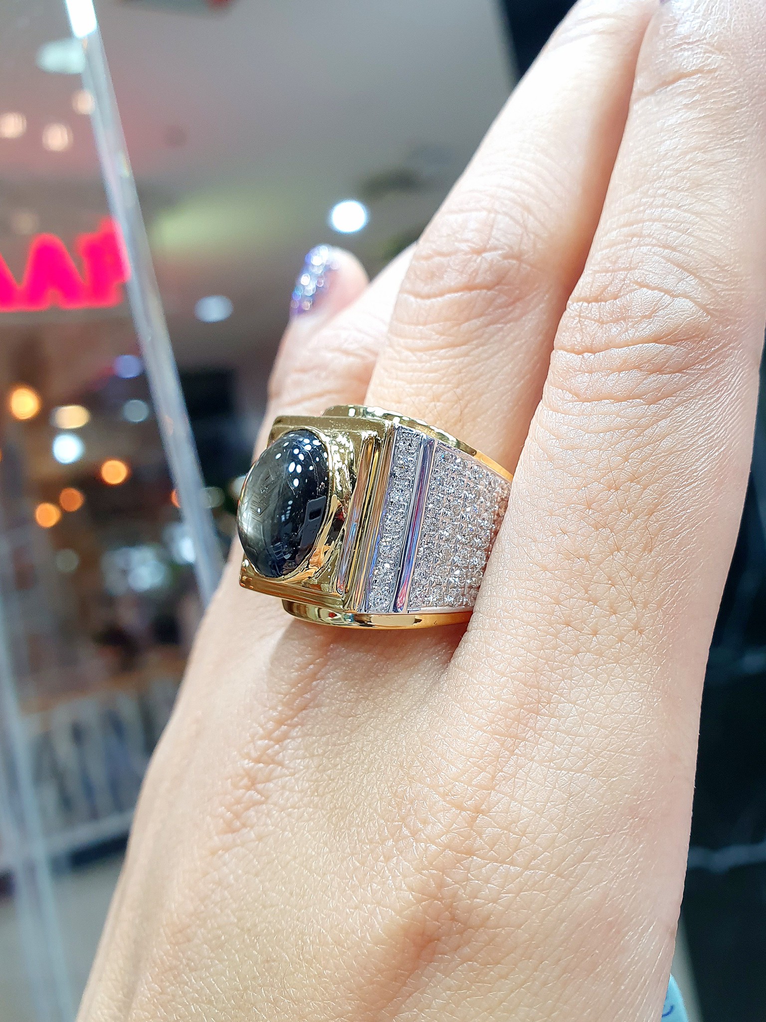 พร้อมส่งและสั่งผลิตแหวนเพชรแท้บ่าข้างเต็มๆโดดเด่นอลังการ พลอยแบล็คสตาร์เม็ดโตสวยเนียนเล่นไฟมีเสน่ห์ชวนหลงใหล สำหรับท่านสุภาพบุรุษ แหวนแต่งงาน แหวนหมั้น ใส่เที่ยว ออกงาน แหวนทองคำ18K เพชรแท้ 1.25 กะรัต 84 เม็ด ราคาถูกมาก ส่งฟรี