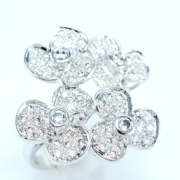 แหวนเงินแท้ราคาถูกชุบทองคำขาว เพชรCZเม็ดกลาง 0.12 กะรัต เพชรCZเม็ดข้าง 0.126 กะรัต งานประณีตสวยงาม สั่งผลิตค่ะ