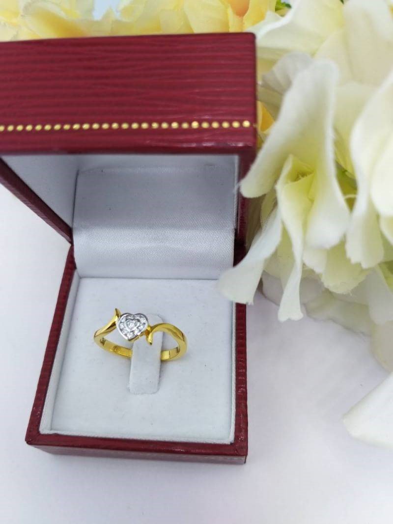 สั่งผลิตเพชรเบลเยี่ยมคัท แหวนแต่งงาน แหวนหมั้น ใส่เที่ยว ออกงาน แหวนทองคำ 18K เพชรแท้ 0.12 กะรัต 2.58 กรัม น้ำ 99 ราคาถูกมาก มีใบรับประกันค่ะ