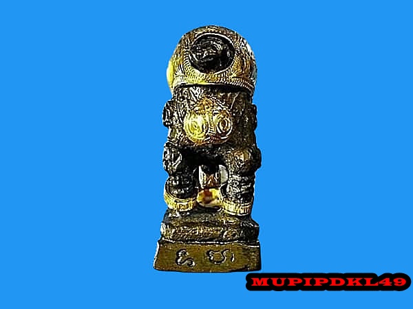 พญาหมูพลิกแผ่นดิน(นารายณ์อวตารปราบมาร) หลวงปู่กาหลงเขี้ยวแก้ว วัดเขาแหลม จ.สระแก้ว เลี่ยมทองเป็นชิ้น คลาสสิกมาก