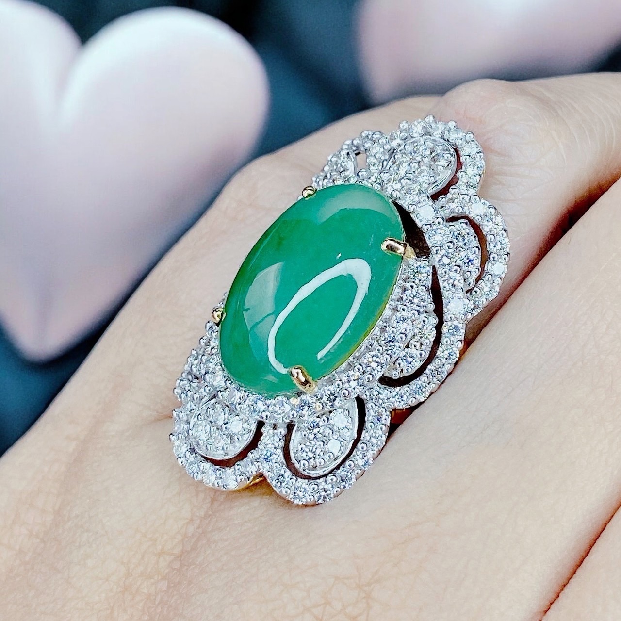 แหวนพลอยหยกพม่าหลังเบี้ย รูปไข่ Oval Shaped มาเม็ดใหญ่ ฝังเพชรดีไซน์สวยอลังการ อีก 3กะรัต‼️ วงนี้เพชรขาวสวยมากค่ะ เพชรน้ำ 98 หน้ากว้าง ใส่สวยเต็มหน้านิ้วเลยค่ะ ทองมาหนักเกือบบาท ราคานี้คุ้มสุดๆ