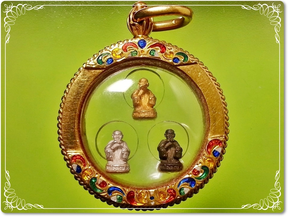 รูปเหมือน หลวงพ่อคูณ ปริสทฺโธ วัดบ้านไร่ จ.นครราชสีมา เลี่ยมทองปะซุุ้ม ทองประมาณ 2 บาท