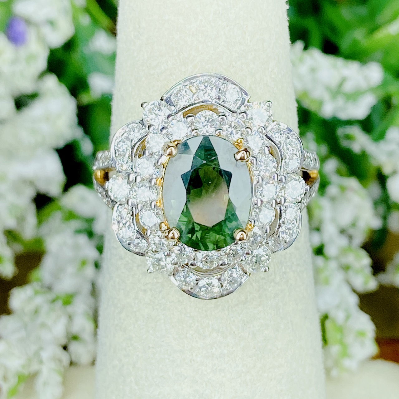 แหวนพลอยเขียวส่องประดับเพชร (Design Cocktail Ring) เขียวส่องเม็ดมาใหม่ สีสวยเหลี่ยมเล่นไฟ เจียระไนแบบเหลี่ยมเพชรรูปไข่ (Oval Shape) ล้อมเพชรสวย ไฟเต็มทุกเม็ด