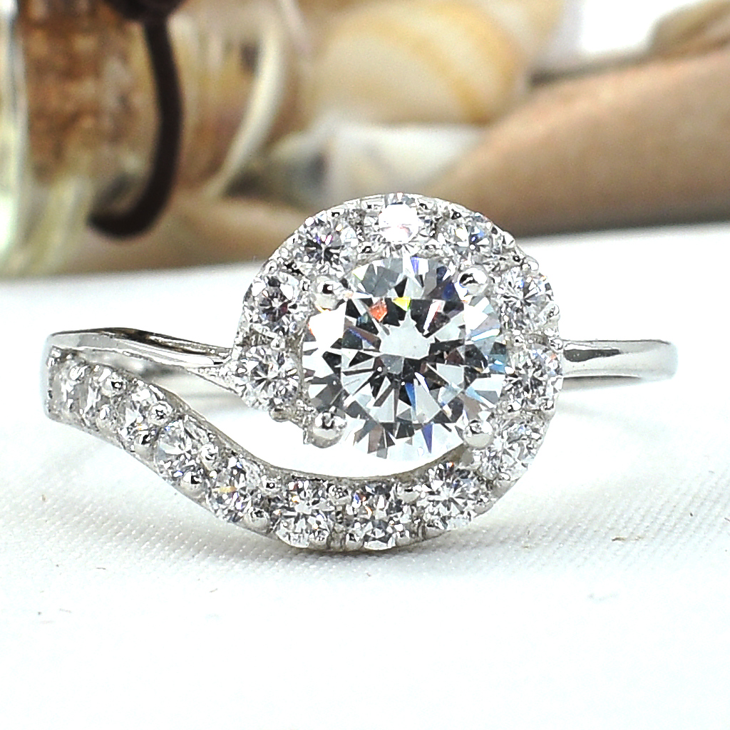 แหวนเงินแท้ราคาถูกชุบทองคำขาว เพชรCZเม็ดกลาง 0.80 กะรัต เพชรCZเม็ดข้าง 0.48 กะรัต งานประณีตสวยงาม สั่งผลิตค่ะ