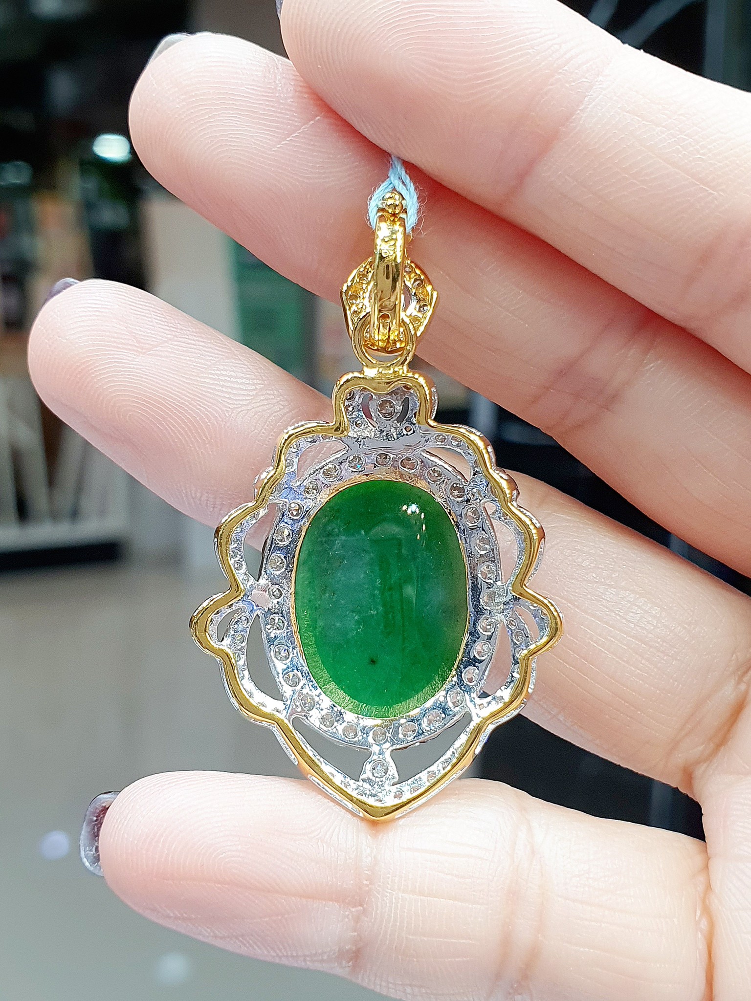 พร้อมส่งและสั่งผลิตจี้พลอยหยกพม่าแท้Type A สีสวยล้อมด้วยเพชรเบลเยี่ยมขาวใสสะอาด เล่นไฟวิ้งวับ จี้ขนาดกลางสวยหรู(ไหหลำถอดได้)แขวนกับสร้อย/โชคเกอร์สวยเจิดจรัสสะดุดตา ใส่เที่ยว ออกงาน ทองคำ 9K เพชรแท้ 1.48 กะรัต 108 เม็ด ราคาถูกมาก ส่งฟรี