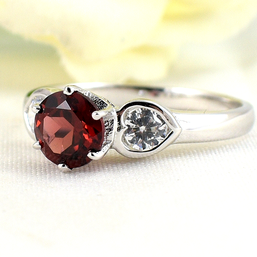 แหวนเงินแท้ราคาถูกชุบทองคำขาว พลอยแท้โกเมน 1.0 กะรัต เพชรCZ 0.34 กะรัต งานประณีตสวยงาม สั่งผลิตค่ะ