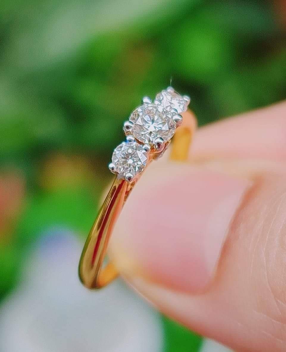 พร้อมส่งและสั่งผลิตแหวนเพชรชูกลาง เพชรข้าง กระเปราะเพชร แหวนแต่งงาน แหวนหมั้น ใส่เที่ยว ออกงาน แหวนทองคำ 9K เพชรแท้รวม 0.55 กะรัต 5 เม็ด ราคาถูกมาก ส่งฟรี