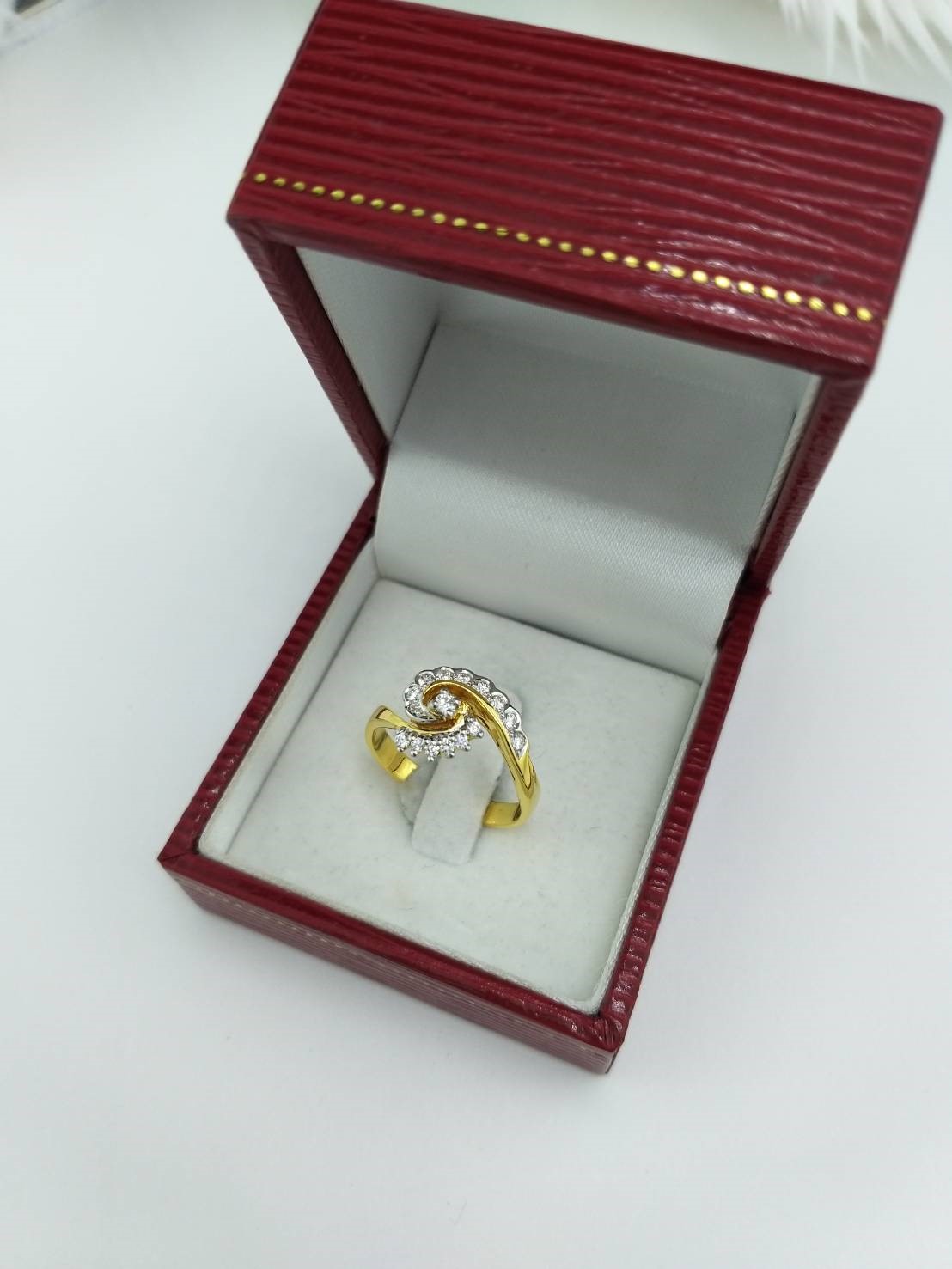 สั่งผลิตเพชรเบลเยี่ยมคัท แหวนแต่งงาน แหวนหมั้น ใส่เที่ยว ออกงาน แหวนทองคำ 18K เพชรแท้ 0.23 กะรัต 3.54 กรัม น้ำ 99 ราคาถูกมาก มีใบรับประกันค่ะ