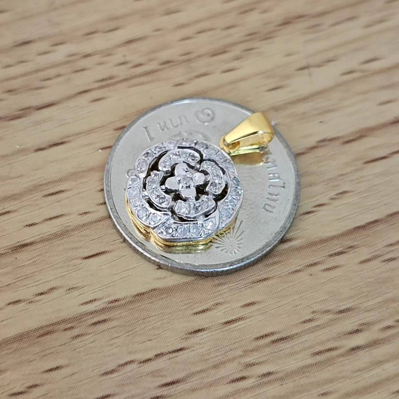 พร้อมส่งและสั่งผลิตจี้เพชรดอกไม้ ใส่เที่ยว ออกงาน ทองคำ 9K เพชรกุหลาบแท้ 0.19 กะรัต 38 เม็ด ไม่รวมสร้อย ราคาถูกมาก ส่งฟรี