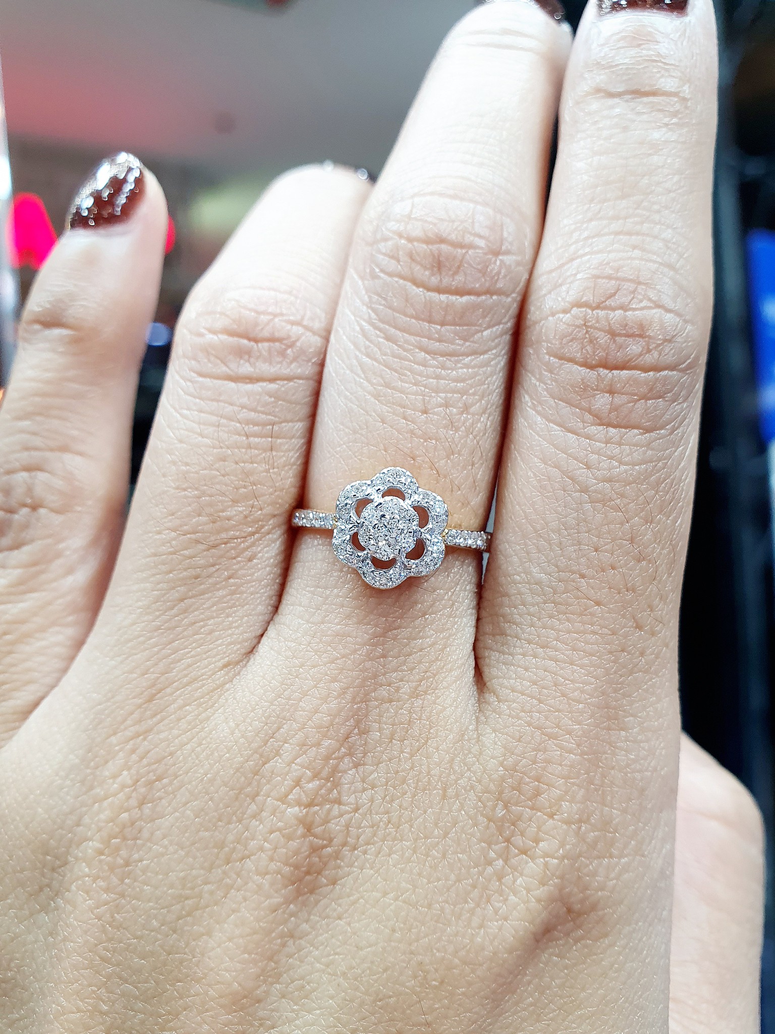 พร้อมส่งและสั่งผลิตแหวนเพชรแท้กระจุกดอกไม้ แบบสวยหวานน่ารัก แหวนแต่งงาน แหวนหมั้น ใส่เที่ยว ออกงาน แหวนทองคำ9K เพชรแท้ 0.36 กะรัต 35 เม็ด ราคาถูกมาก ส่งฟรี