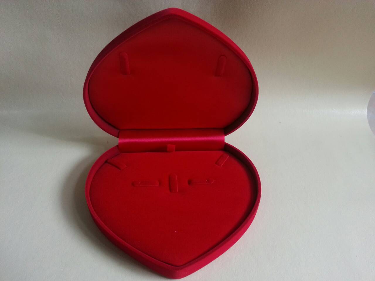 กล่องกำมะหยี่สีแดงรูปหัวใจ (สร้อยคอ) ขนาดใหญ่