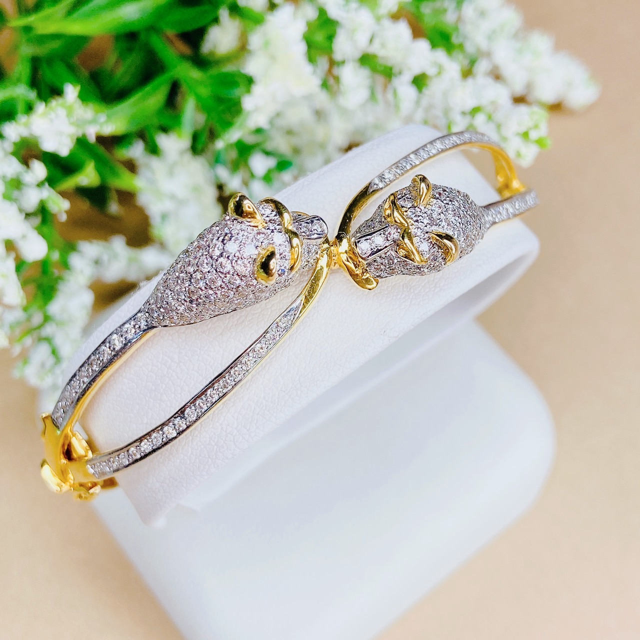 กำไลเพชรไขว้หัวเสืองานสไตล์ แบรนด์หรู งานวินเทจฝังเพชรที่บ่าข้าง โค้งบรรจบตรงกลาง วงใหญ่ กว้าง ใส่ง่าย ใส่สบาย กำไลชิ้นใหญ่อลังการ ทองบาทกว่า คุ้มมากค่ะ