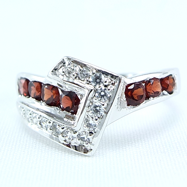 แหวนเงินแท้ราคาถูกชุบทองคำขาว พลอยแท้โกเมน 0.42 กะรัต เพชรCZ 0.78 กะรัต งานประณีตสวยงาม สั่งผลิตค่ะ