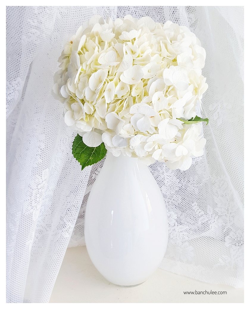 White Oval Glass Vase แจกันแก้วทรงรี สีขาว