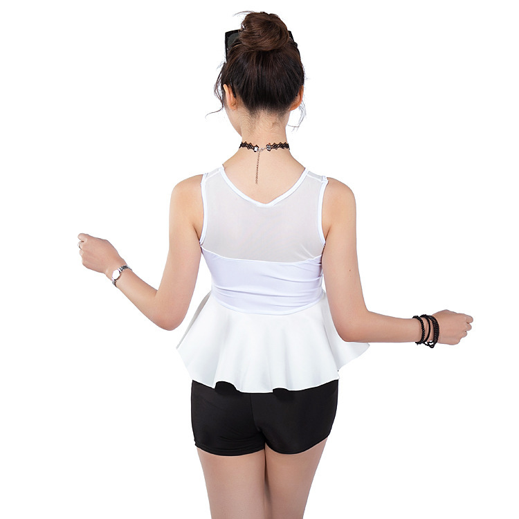 ชุดว่ายน้ำสีขาว กางเกงดำ รอบอก 30-34 นิ้ว รอบเอว 22-28 สะโพก 32-38 นิ้ว เนื้อผ้าดี งานสวยค่ะ