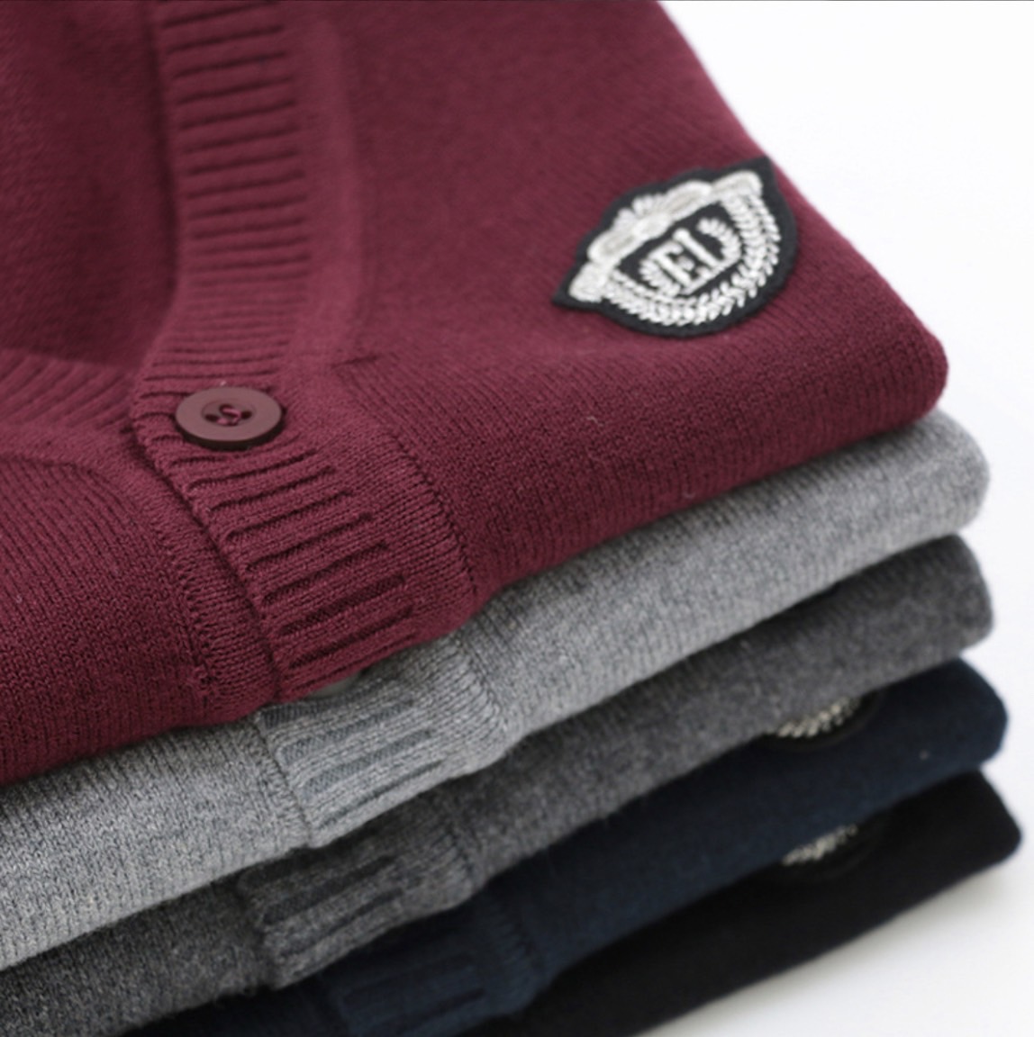 พร้อมส่ง เสื้อกันหนาว : เสื้อกั๊ก เสื้อไหมพรม สีพื้น ปักโลโก้