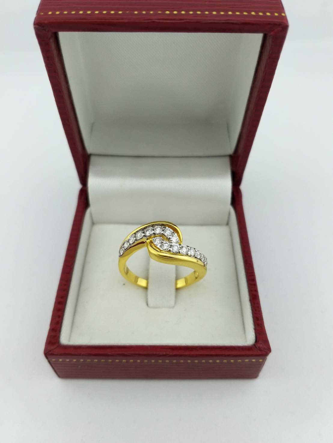 สั่งผลิตเพชรเบลเยี่ยมคัท แหวนแต่งงาน แหวนหมั้น ใส่เที่ยว ออกงาน แหวนทองคำ 18K เพชรแท้ 0.49 กะรัต 4.66 กรัม น้ำ 99 ราคาถูกมาก มีใบรับประกันค่ะ