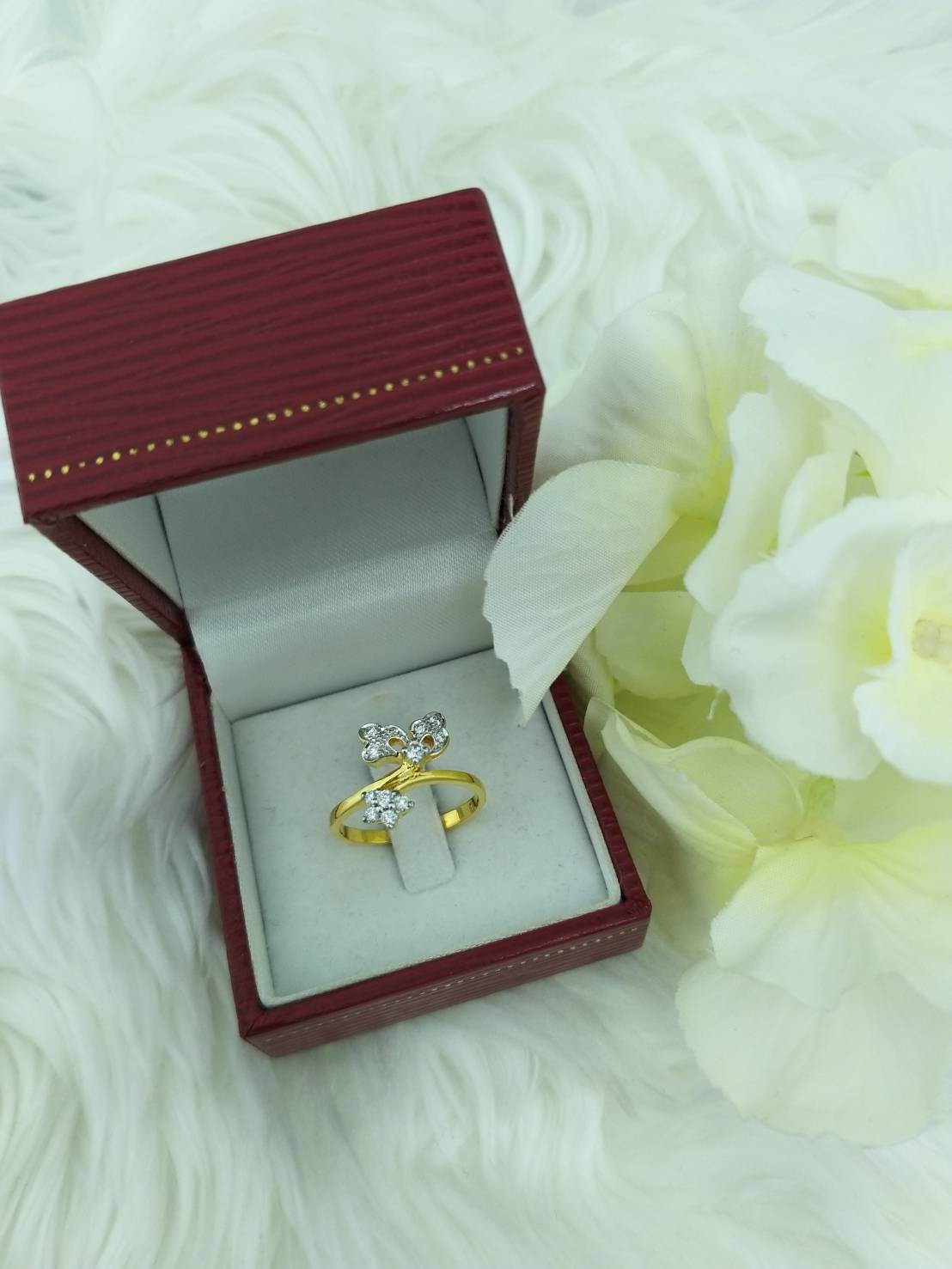 สั่งผลิตเพชรเบลเยี่ยมคัท แหวนแต่งงาน แหวนหมั้น ใส่เที่ยว ออกงาน แหวนทองคำ 18K เพชรแท้ 0.26 กะรัต 3.04 กรัม น้ำ 99 ราคาถูกมาก มีใบรับประกันค่ะ