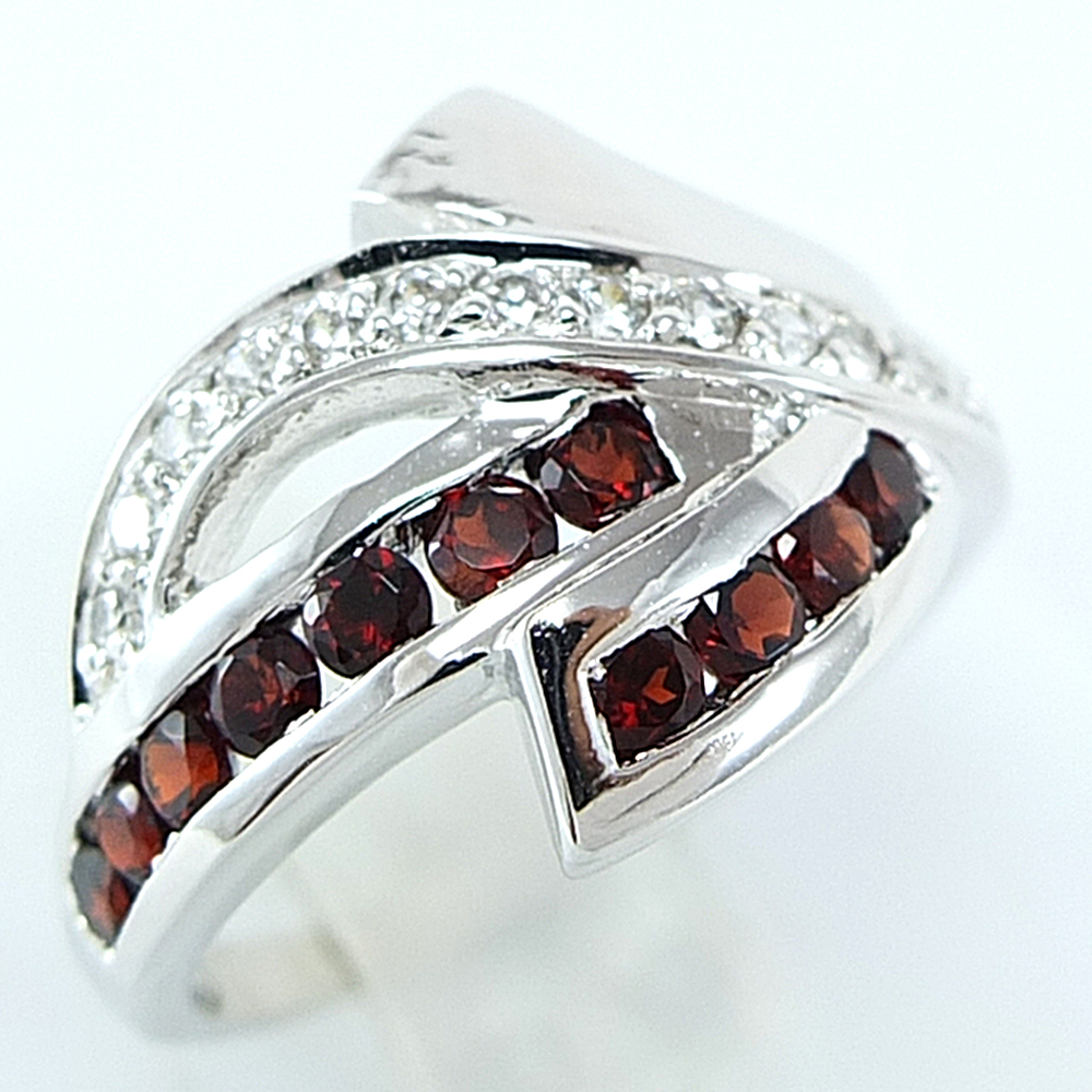 แหวนเงินแท้ราคาถูกชุบทองคำขาว พลอยแท้โกเมน 0.66 กะรัต เพชรCZ 0.091 กะรัต งานประณีตสวยงาม สั่งผลิตค่ะ