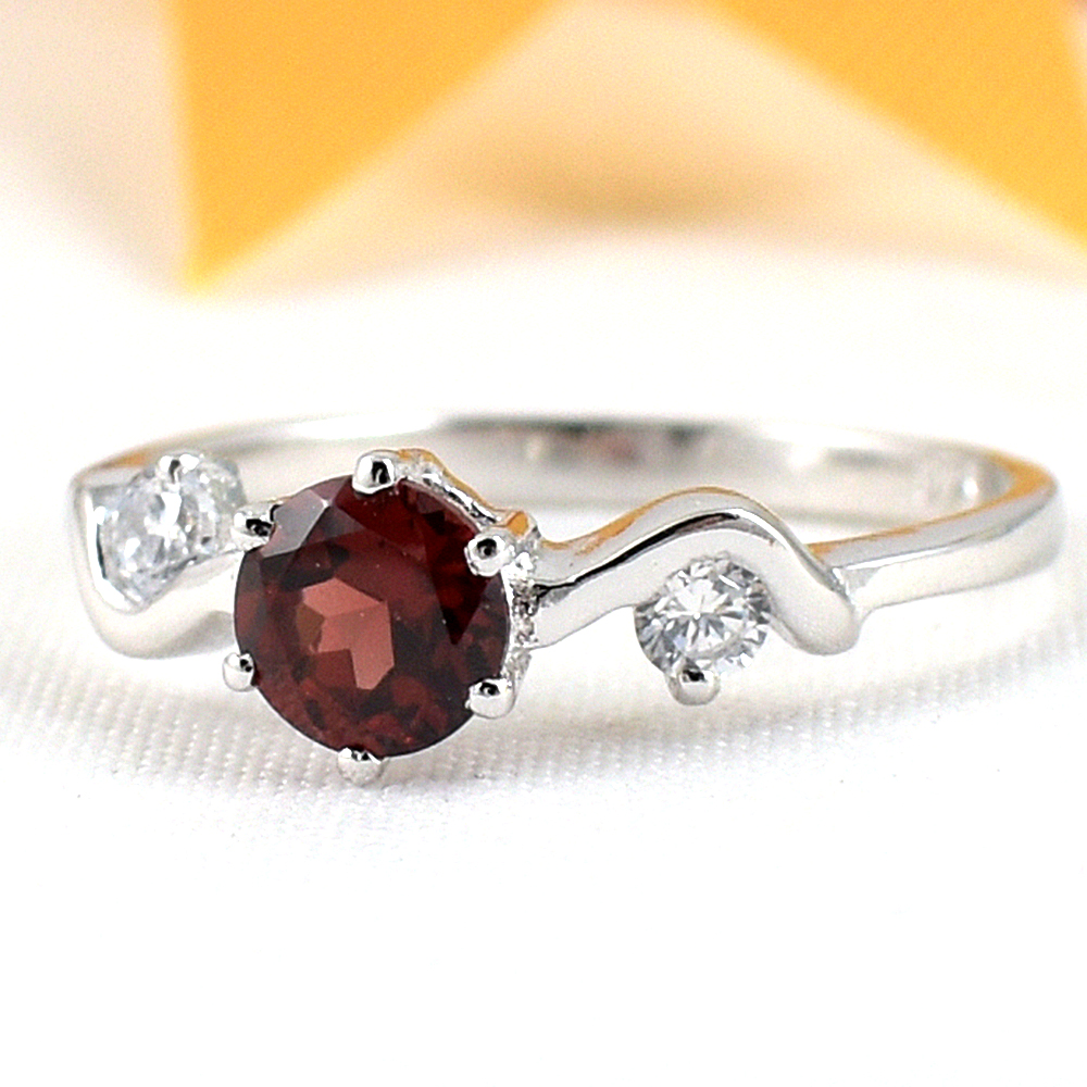 แหวนเงินแท้ราคาถูกชุบทองคำขาว พลอยแท้โกเมน 0.61 กะรัต เพชรCZ 0.12 กะรัต งานประณีตสวยงาม สั่งผลิตค่ะ