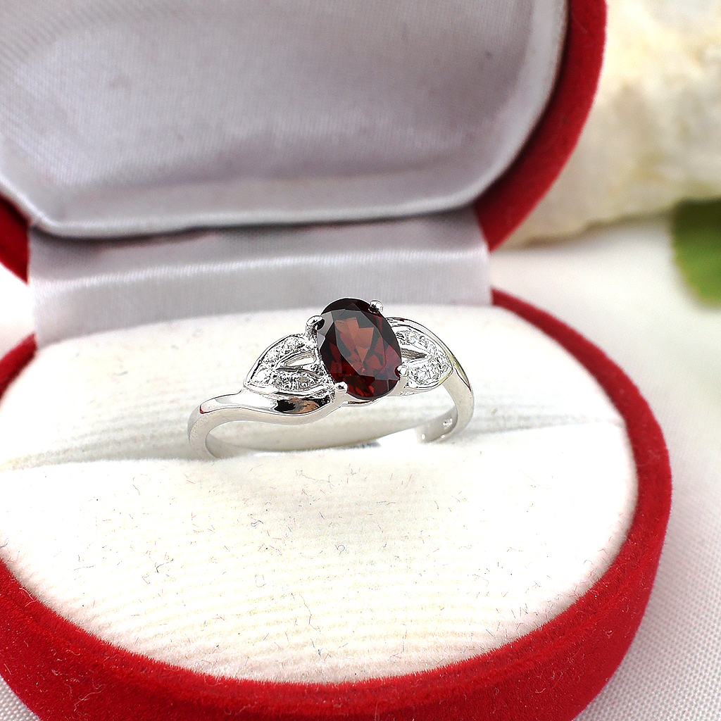 แหวนเงินแท้ราคาถูกชุบทองคำขาว พลอยแท้โกเมน 1.15 กะรัต เพชรCZ 0.07 กะรัต งานประณีตสวยงาม สั่งผลิตค่ะ