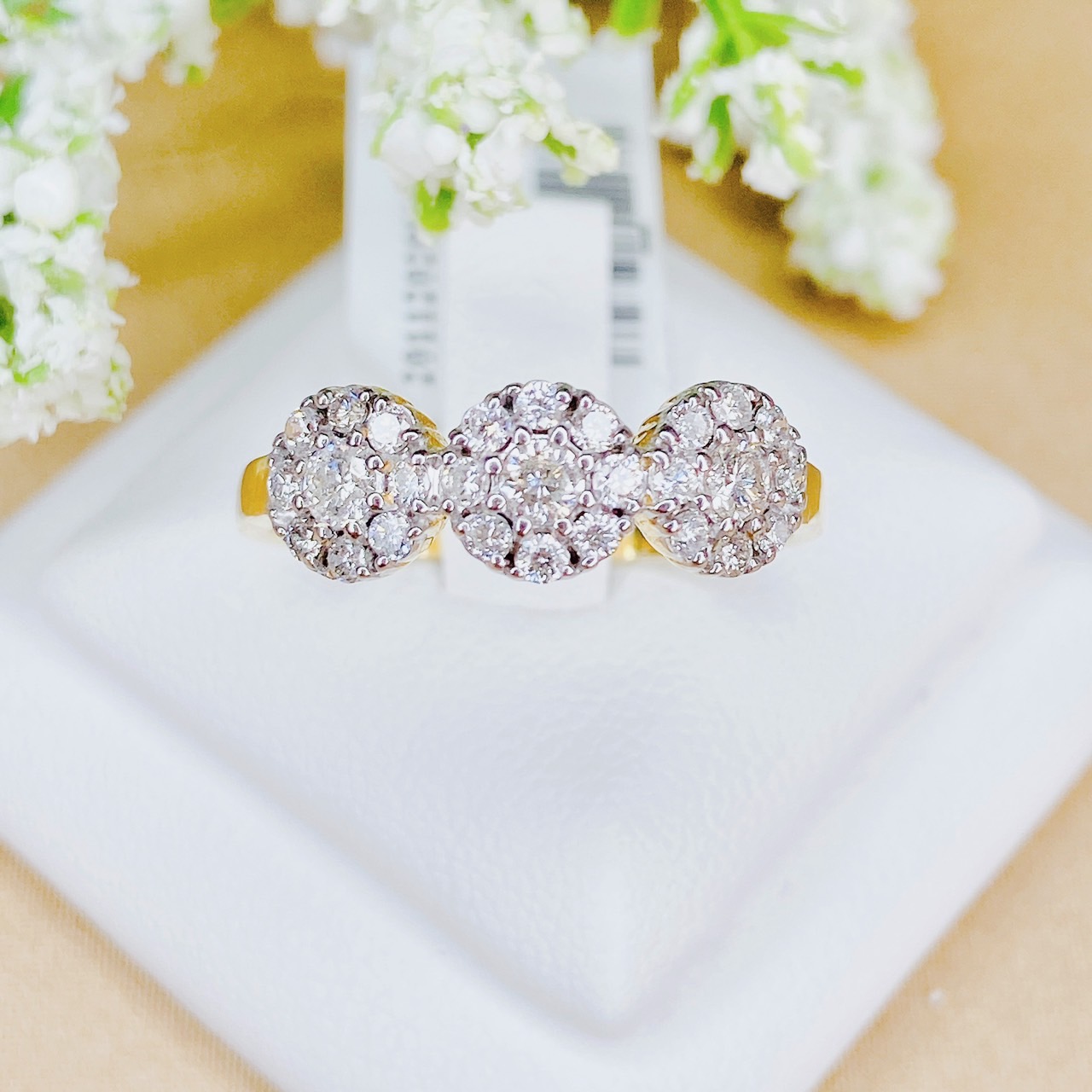 เเหวนเพชรกระจุกล้อมเรียงหน้าเเหวน (three stone diamonds) เพชรสวยขาวเล่นไฟ