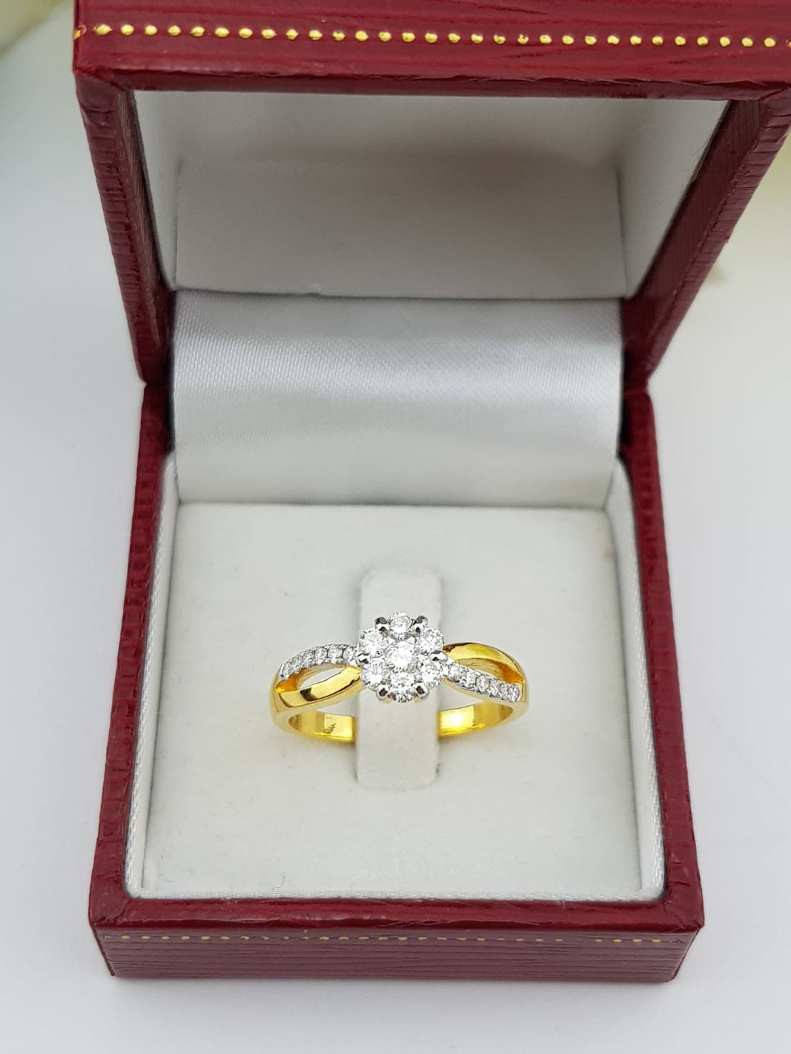 สั่งผลิตเพชรเบลเยี่ยมคัท แหวนแต่งงาน แหวนหมั้น ใส่เที่ยว ออกงาน แหวนทองคำ 18K เพชรแท้ 0.43 กะรัต 3.77 กรัม น้ำ 99 ราคาถูกมาก มีใบรับประกันค่ะ