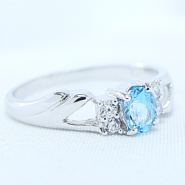 แหวนเงินแท้ราคาถูกชุบทองคำขาว สวิสบลูโทปาซแท้ 0.40 กะรัต เพชรCZ 0.12 กะรัต งานประณีตสวยงาม สั่งผลิตค่ะ