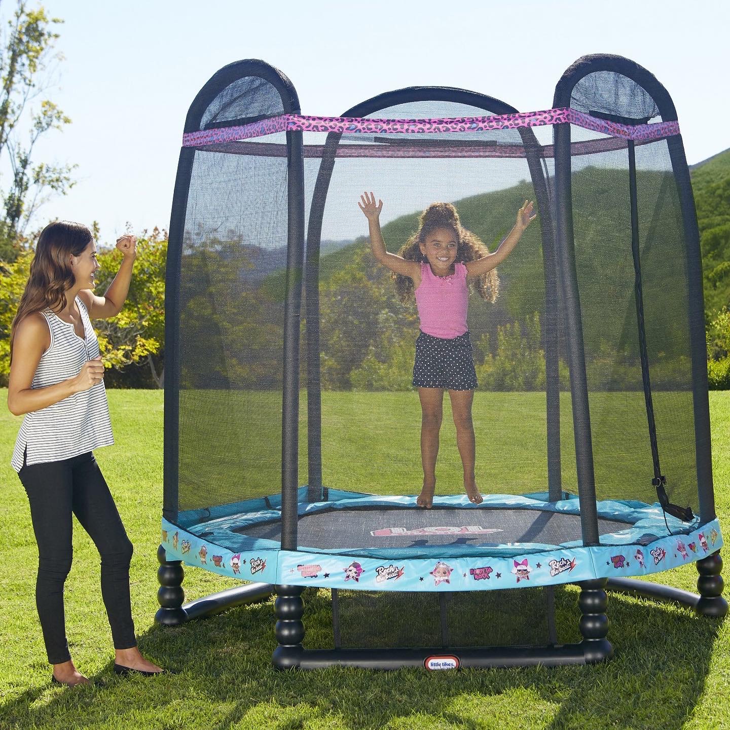 แทรมโพลีนขนาดใหญ่ L.O.L. Surprise! 7' Enclosed Trampoline with Safety Net by Little Tikes 7 ฟุต