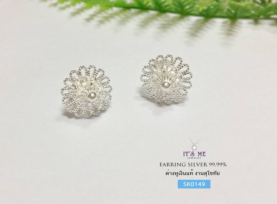 ต่างหูเงินแท้ 99.9% งานสุโขทัย งานทำมือ สวยมากๆ ค่ะ ใส่กับชุดไทยจะเข้ากันมากๆ ค่ะ ต่างหูขนาดไม่ใหญ่มากนะคะ