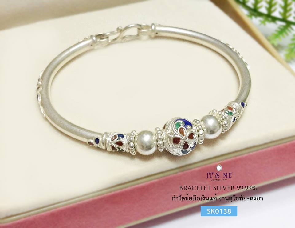 กำไลมือเงินแท้99.9% งานสุโขทัย กำไลลงยาลายดอกไม้สีแดง เขียว น้ำเงิน เล่นลายไทยด้านข้างค่ะ แบบเกี่ยวตะขอตัว S งานจริงสวยมากๆ ค่ะ (กำไลแบบโปร่งไม่ตันค่ะ)