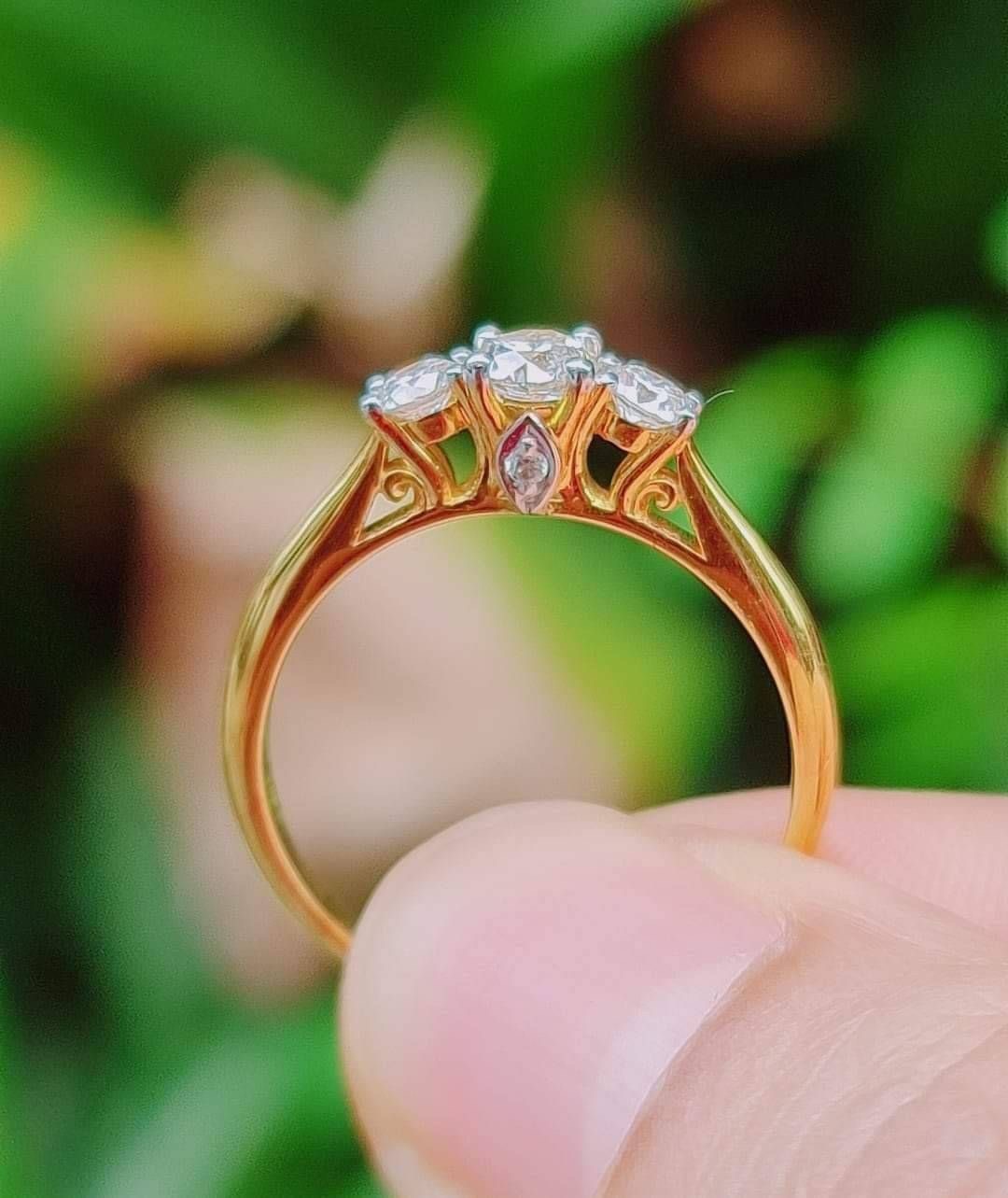 พร้อมส่งและสั่งผลิตแหวนเพชรชูกลาง เพชรข้าง กระเปราะเพชร แหวนแต่งงาน แหวนหมั้น ใส่เที่ยว ออกงาน แหวนทองคำ 9K เพชรแท้รวม 0.55 กะรัต 5 เม็ด ราคาถูกมาก ส่งฟรี