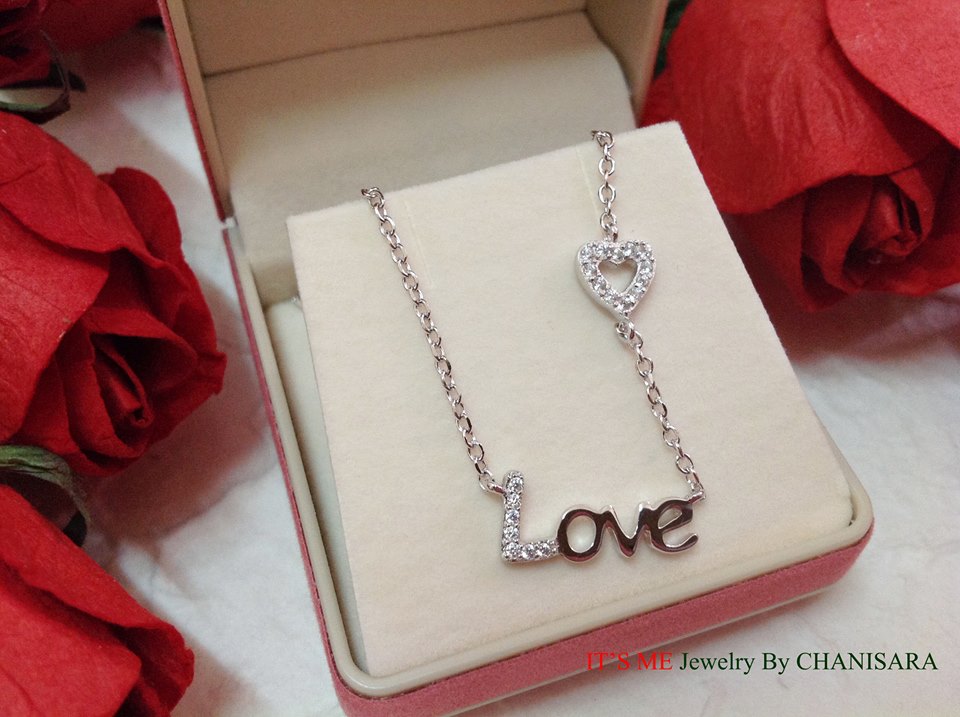 สร้อยพร้อมจี้คำว่า "Love" และด้านข้างมีจี้หัวใจอีก 1 ดวง