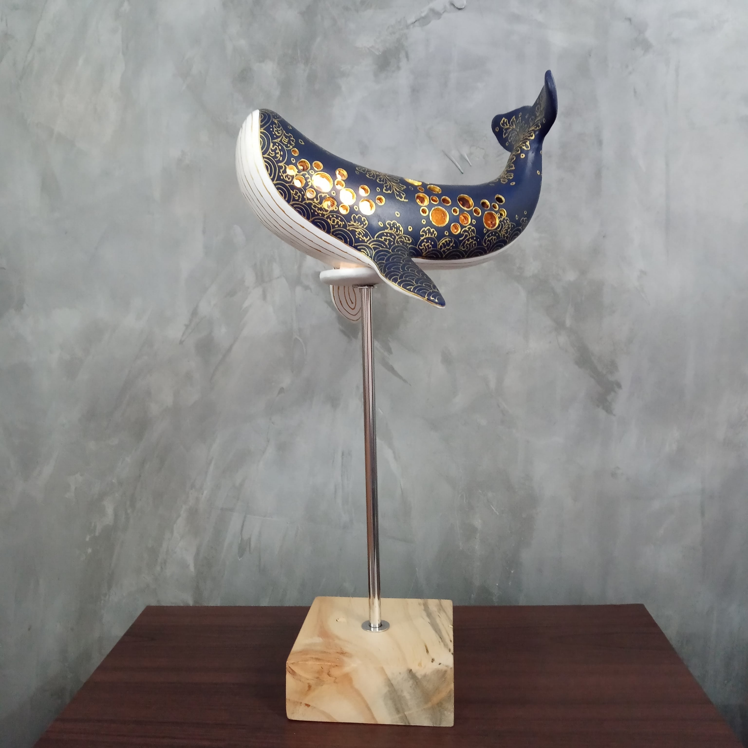 โคมไฟบรูด้า LED แบบมีฐานไม้เหลี่ยมทรงสูง