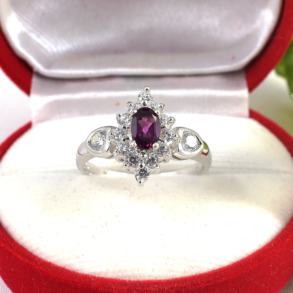 แหวนเงินแท้ราคาถูกชุบทองคำขาว พลอยแท้โรโดไลท์การ์เน็ต 0.65 กะรัต เพชรCZ 0.52 กะรัต งานประณีตสวยงาม สั่งผลิตค่ะ