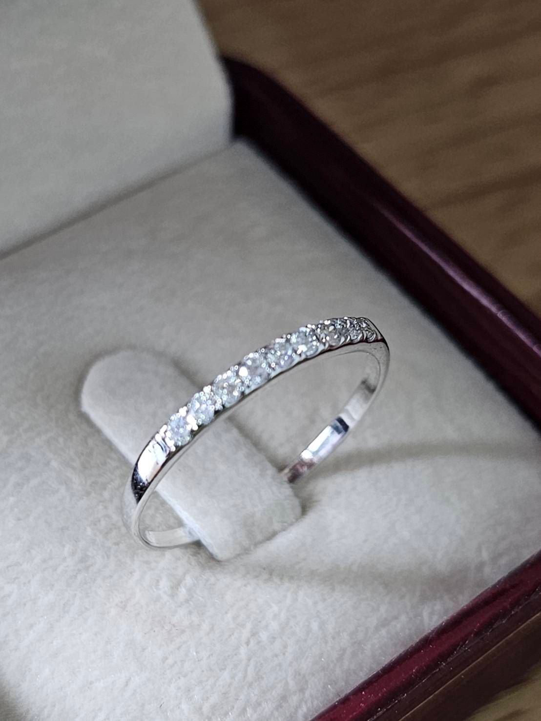 พร้อมส่งและสั่งผลิตแหวนเพชรแถว แหวนแต่งงาน แหวนหมั้น ใส่เที่ยว ออกงาน แหวนทองคำ 9K เพชรเกสรแท้ 0.15 กะรัต 9 เม็ด เลือกสีทองคำขาวหรือสีทองค่ะ ราคาถูกมาก ส่งฟรี