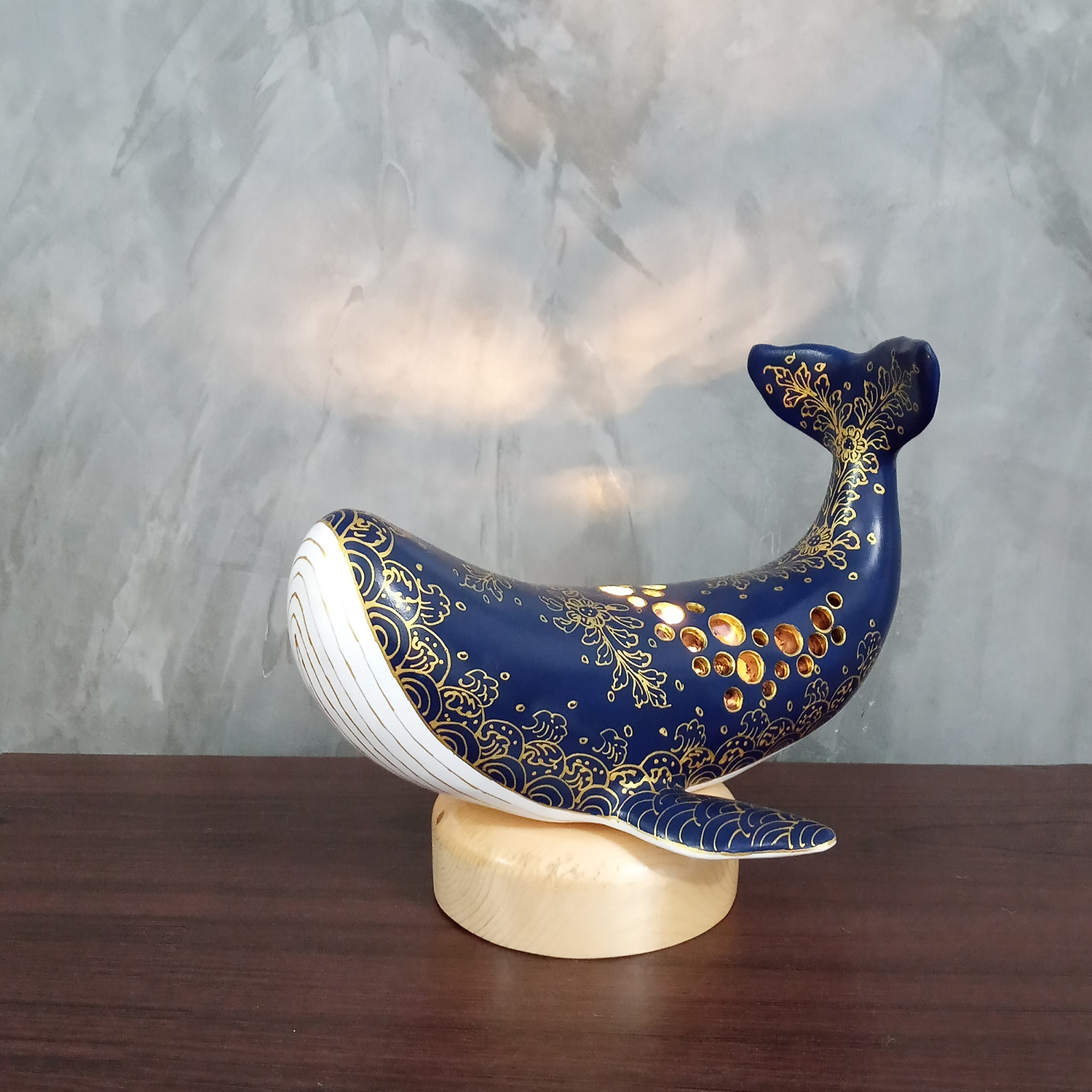 โคมไฟบรูด้า LED แบบมีฐานไม้ทรงกลมแบบเตี้ย