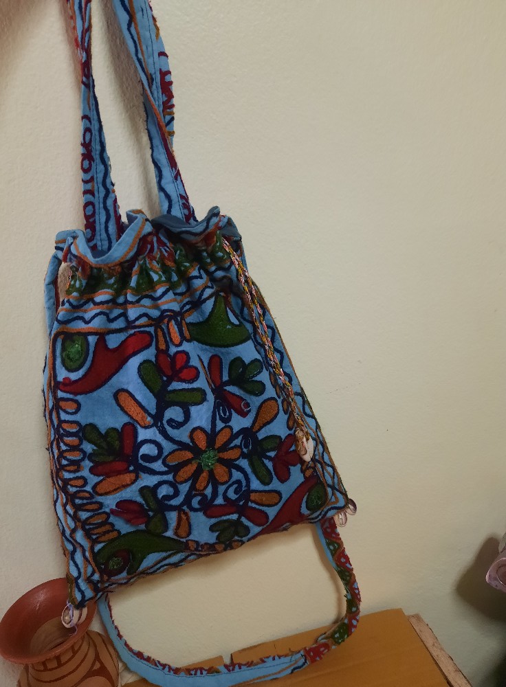 เติมสีสันให้ทุกวันด้วยกระเป๋างานคราฟต์ใบนี้ สายคาเฟ่ สายเที่ยว สายชิคต้องมี! ใส่ของได้เยอะแต่ยังคงสไตล์แบบไม่ต้องพยายาม 🌈✨