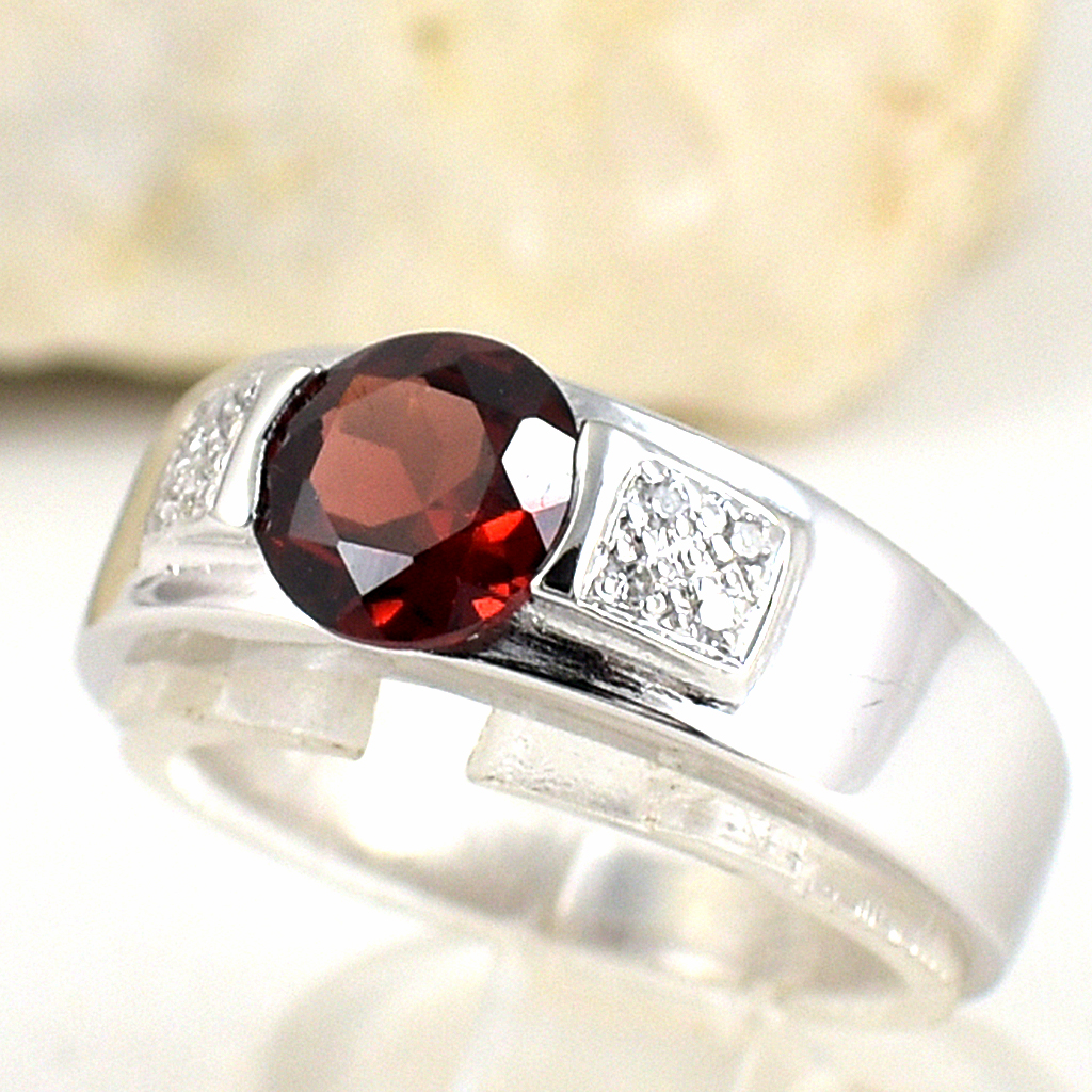 แหวนเงินแท้ราคาถูกชุบทองคำขาว พลอยแท้โกเมน 1.0 กะรัต เพชรCZ 0.056 กะรัต งานประณีตสวยงาม สั่งผลิตค่ะ