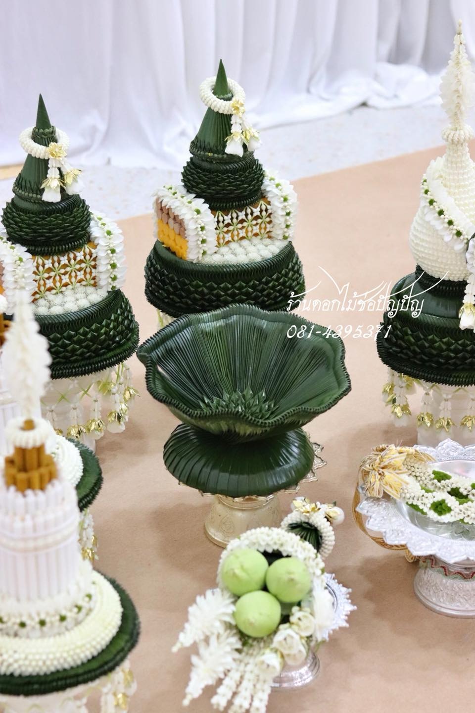 เครื่องบวชดอกไม้สดสีขาว